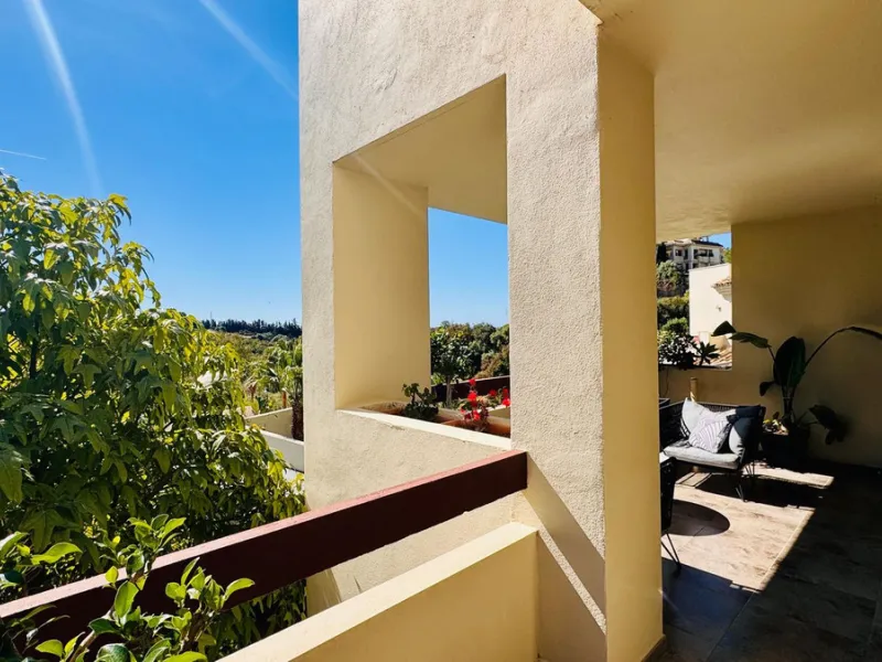 Vollständig renovierte 2-Zimmer-Wohnung mit großer 40-m²-Terrasse – Selwo, Estepona