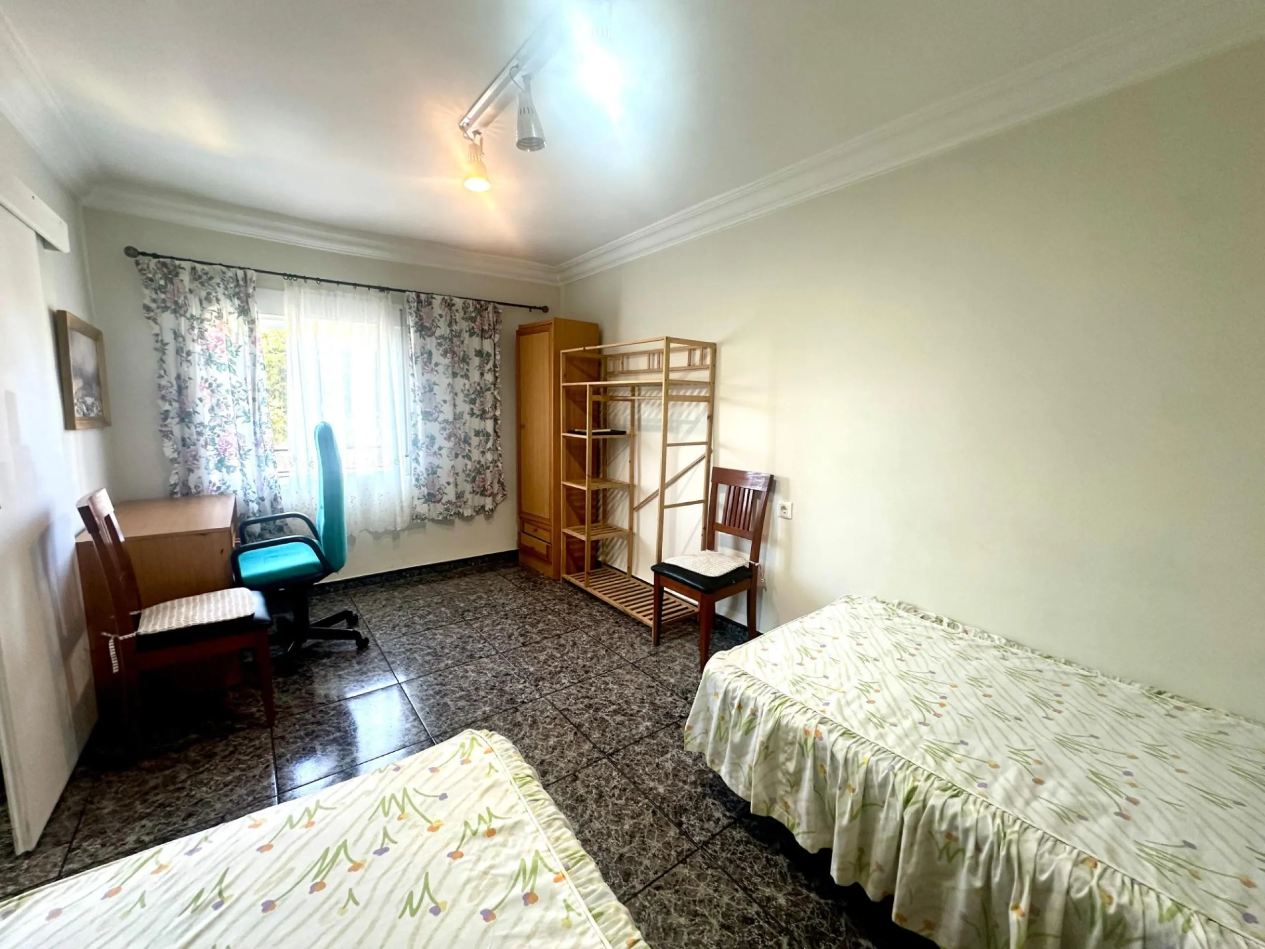 Se vende luminoso apartamento en Alicante, zona Virgen del Remedio.
