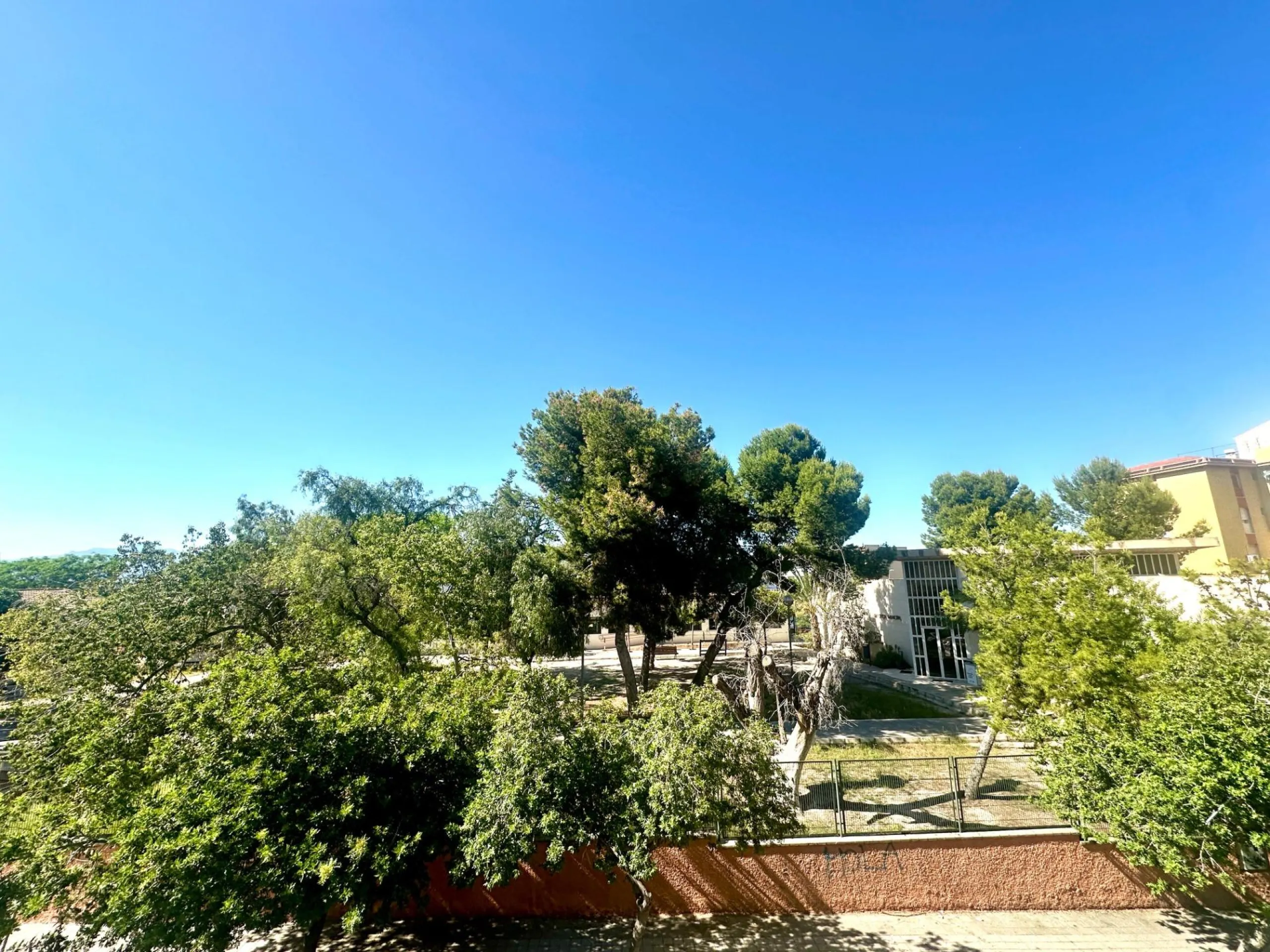 Se vende luminoso apartamento en Alicante, zona Virgen del Remedio.