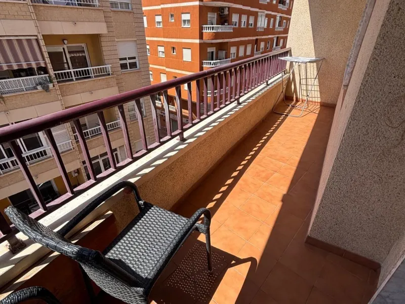 Luminoso apartamento orientado al sur con garaje a pasos del centro!
