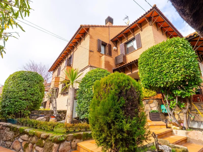 SEMI-DETACHED VILLA WITH PRIVATE POOL IN CORRALEJOS | MADRID
