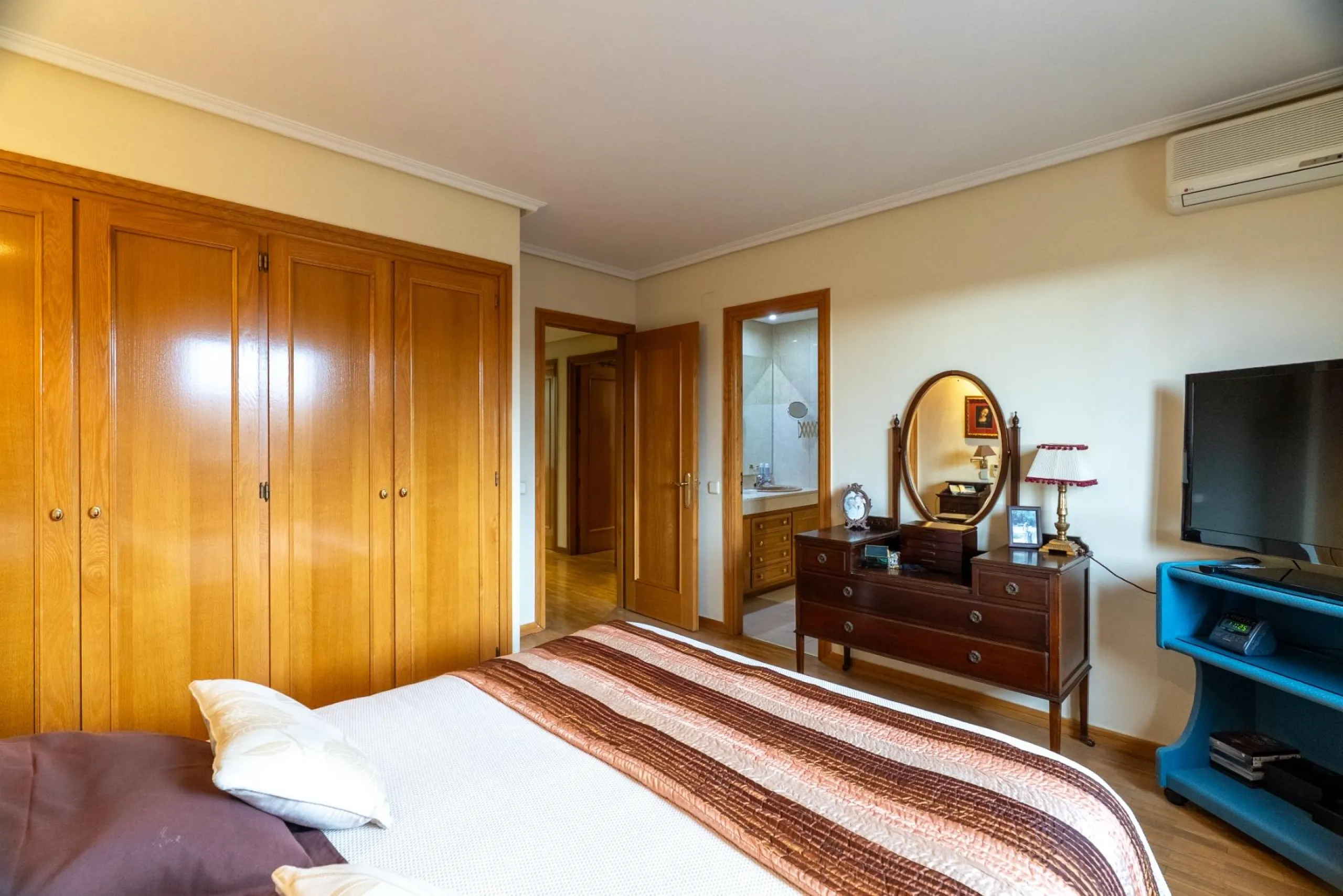 SEMI-DETACHED VILLA WITH PRIVATE POOL IN CORRALEJOS | MADRID