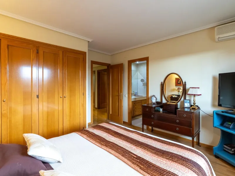 SEMI-DETACHED VILLA WITH PRIVATE POOL IN CORRALEJOS | MADRID