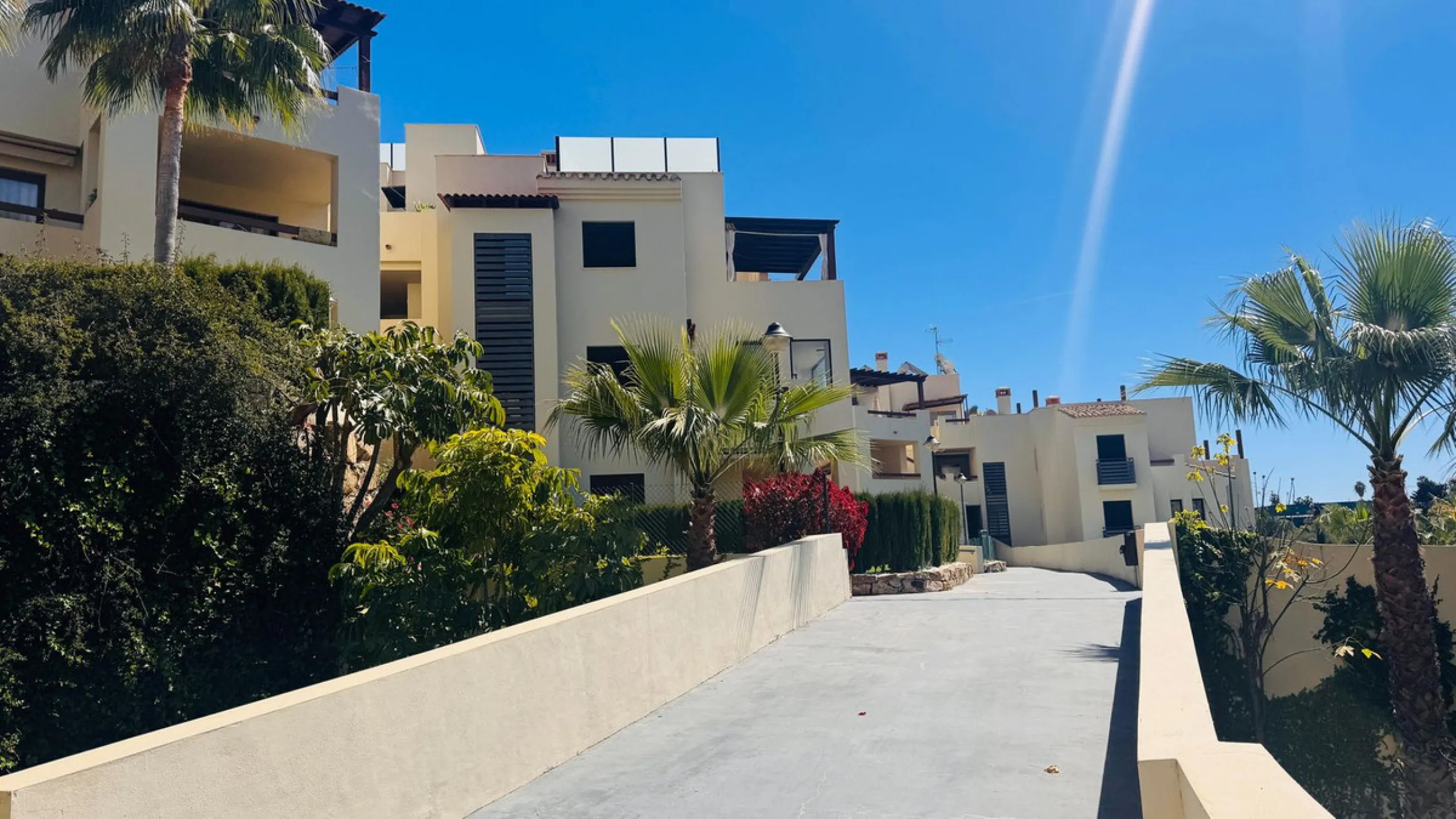 Vollständig renovierte 2-Zimmer-Wohnung mit großer 40-m²-Terrasse – Selwo, Estepona