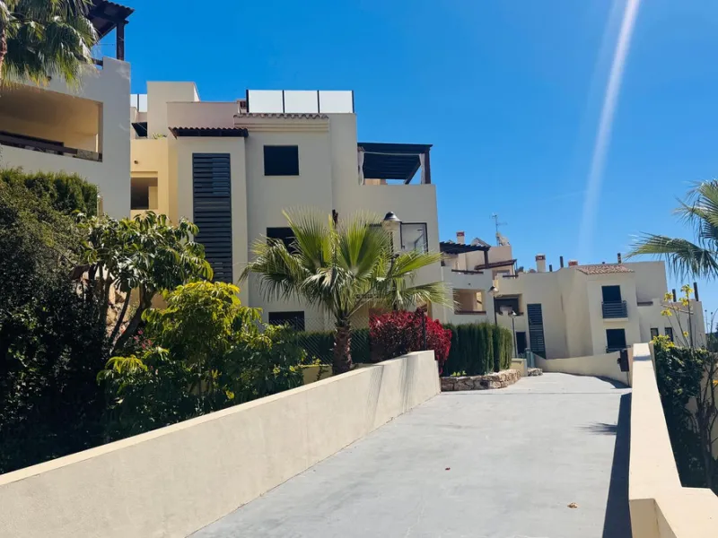 Vollständig renovierte 2-Zimmer-Wohnung mit großer 40-m²-Terrasse – Selwo, Estepona