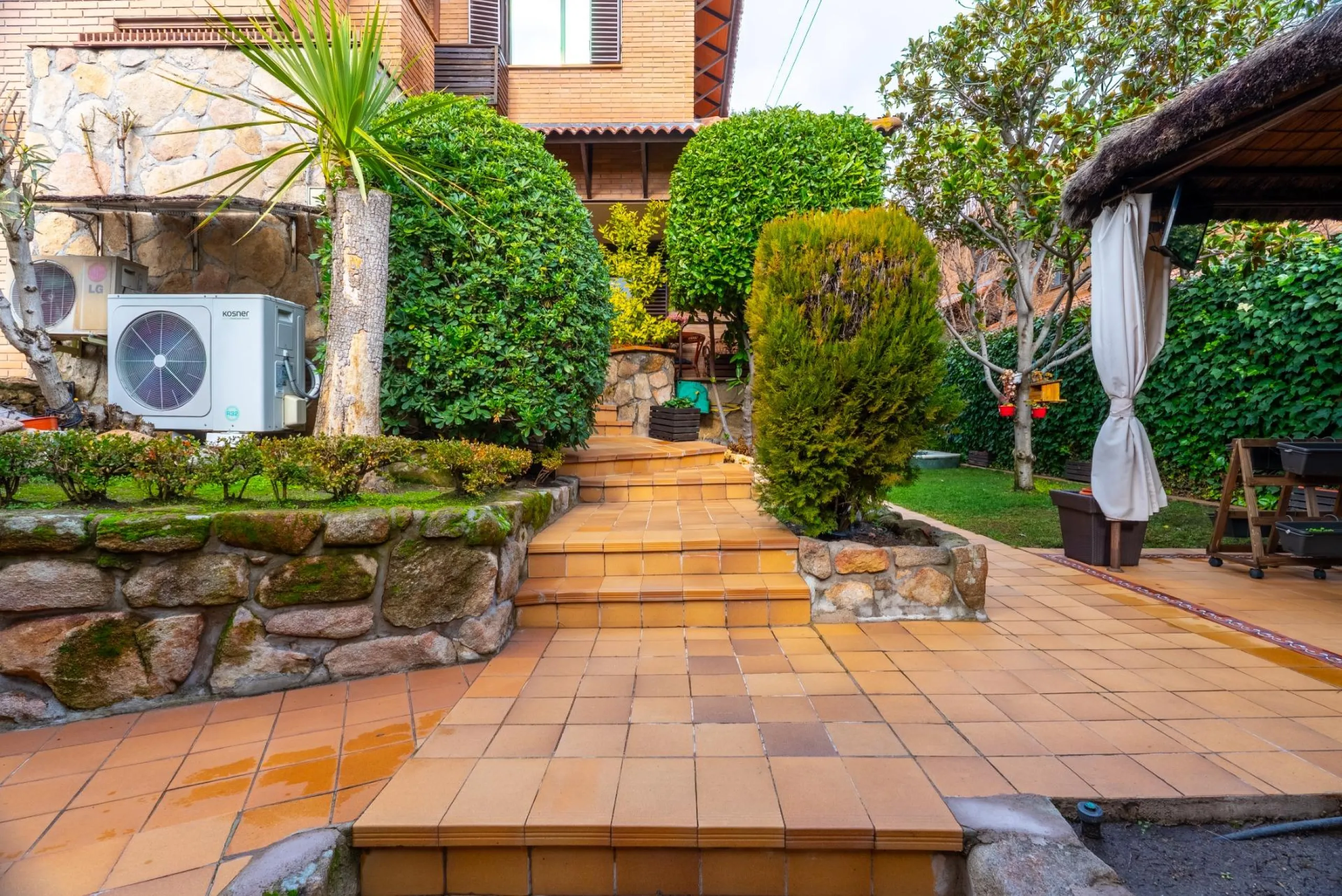 SEMI-DETACHED VILLA WITH PRIVATE POOL IN CORRALEJOS | MADRID