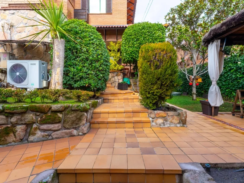 SEMI-DETACHED VILLA WITH PRIVATE POOL IN CORRALEJOS | MADRID