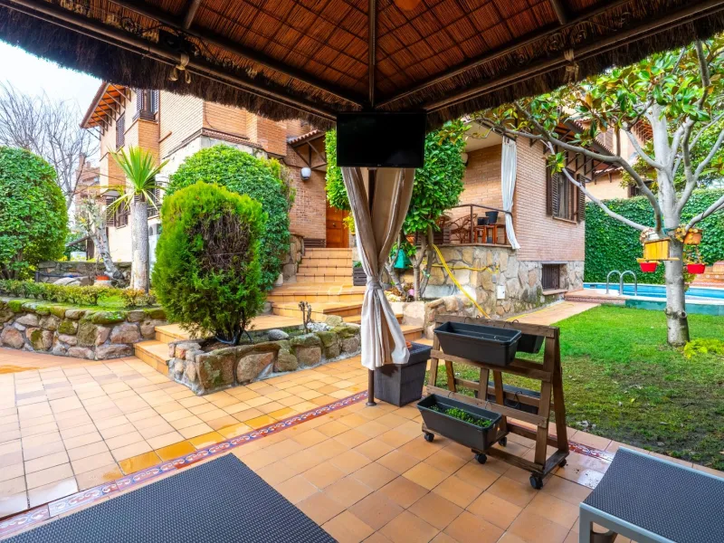 SEMI-DETACHED VILLA WITH PRIVATE POOL IN CORRALEJOS | MADRID
