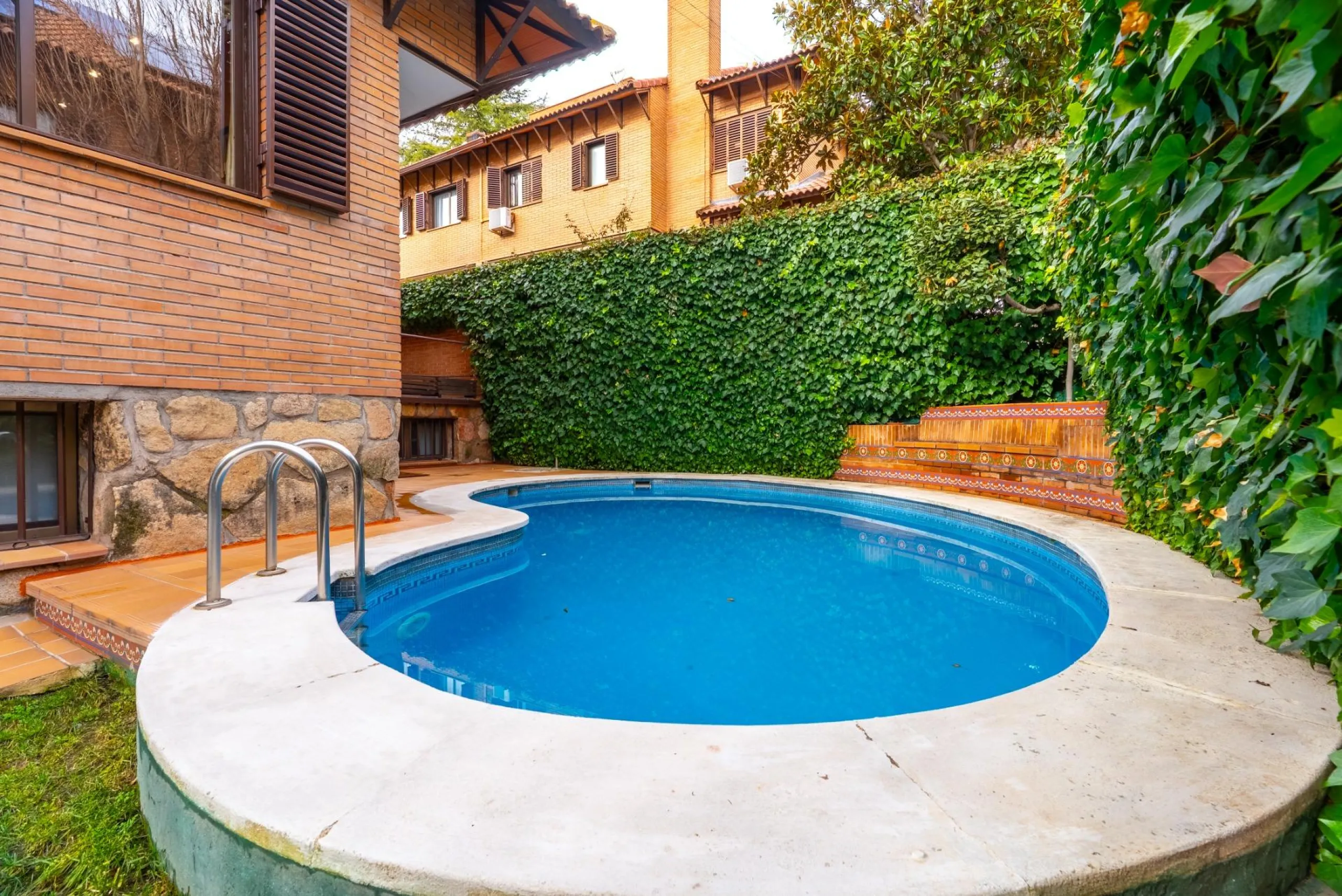 SEMI-DETACHED VILLA WITH PRIVATE POOL IN CORRALEJOS | MADRID