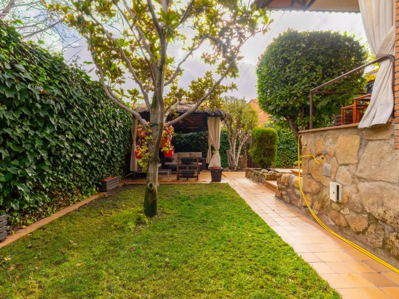 SEMI-DETACHED VILLA WITH PRIVATE POOL IN CORRALEJOS | MADRID