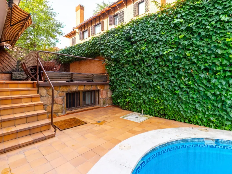 SEMI-DETACHED VILLA WITH PRIVATE POOL IN CORRALEJOS | MADRID