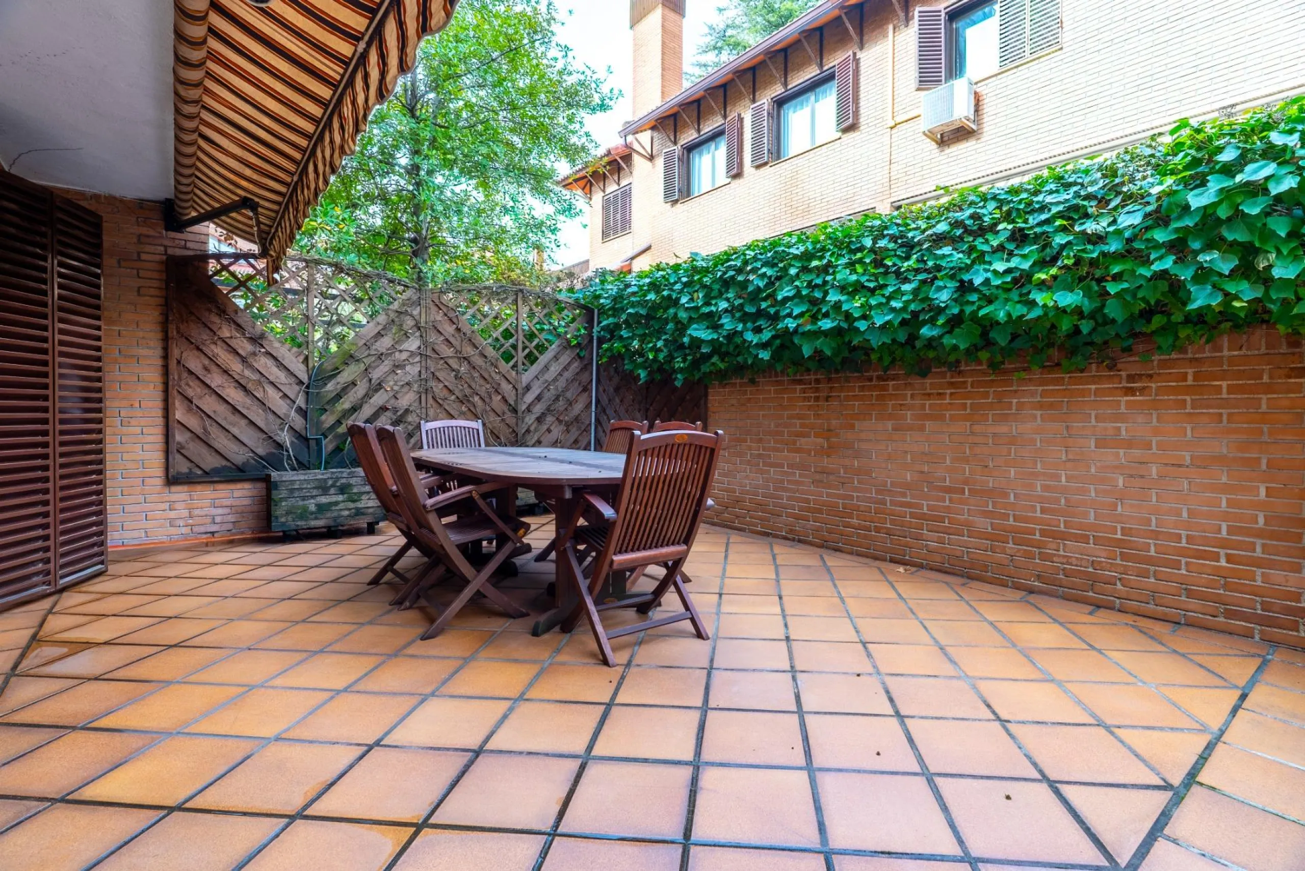 SEMI-DETACHED VILLA WITH PRIVATE POOL IN CORRALEJOS | MADRID