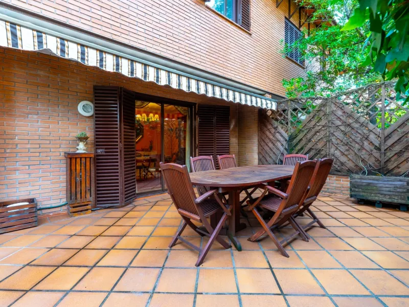 SEMI-DETACHED VILLA WITH PRIVATE POOL IN CORRALEJOS | MADRID
