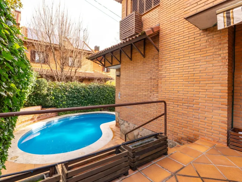 SEMI-DETACHED VILLA WITH PRIVATE POOL IN CORRALEJOS | MADRID