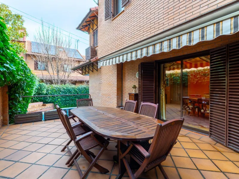 SEMI-DETACHED VILLA WITH PRIVATE POOL IN CORRALEJOS | MADRID