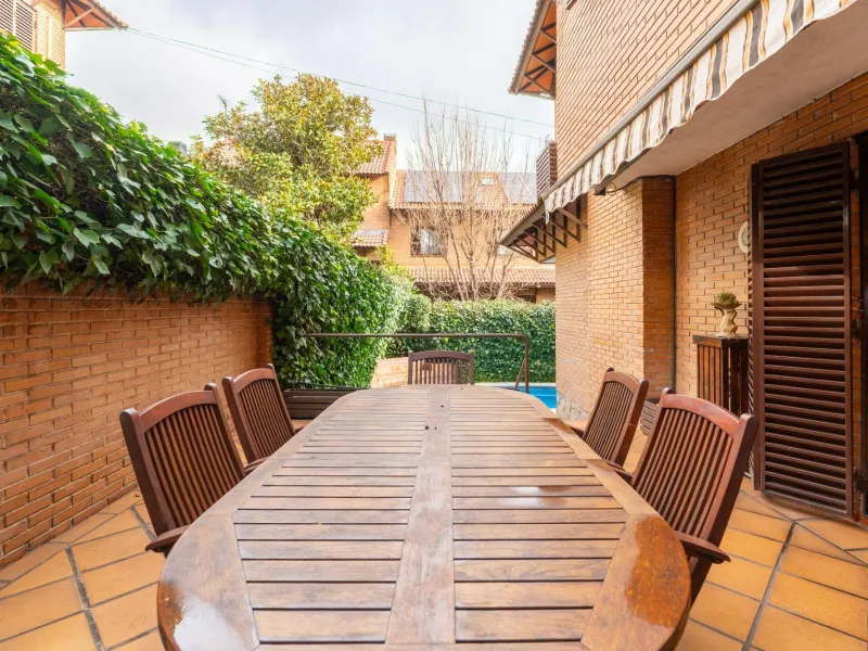 SEMI-DETACHED VILLA WITH PRIVATE POOL IN CORRALEJOS | MADRID