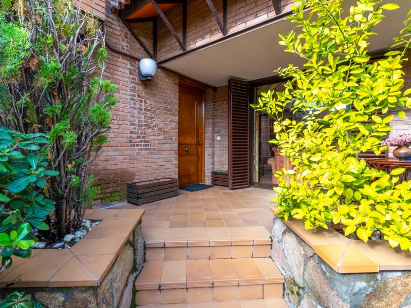 SEMI-DETACHED VILLA WITH PRIVATE POOL IN CORRALEJOS | MADRID