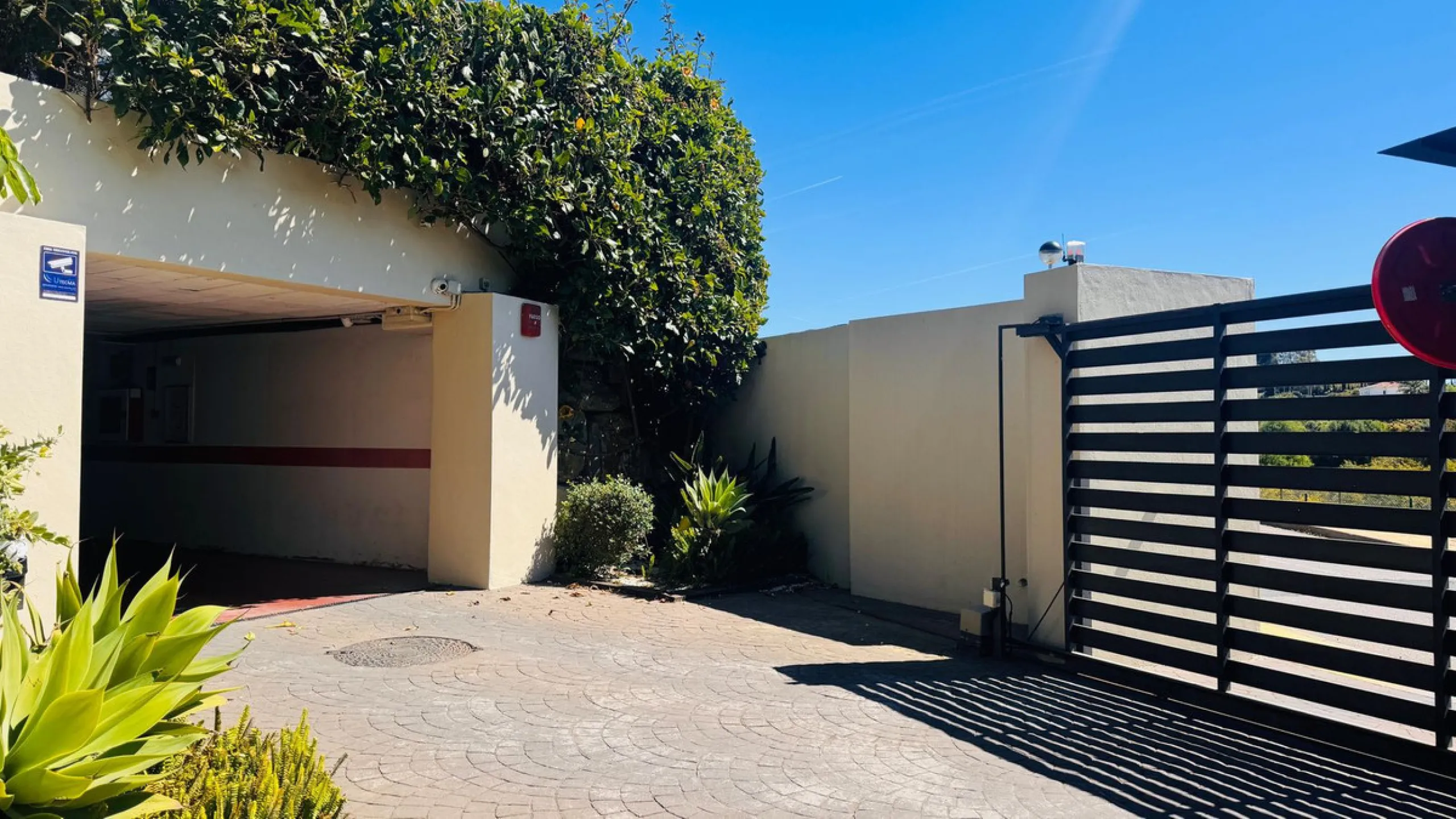 Vollständig renovierte 2-Zimmer-Wohnung mit großer 40-m²-Terrasse – Selwo, Estepona