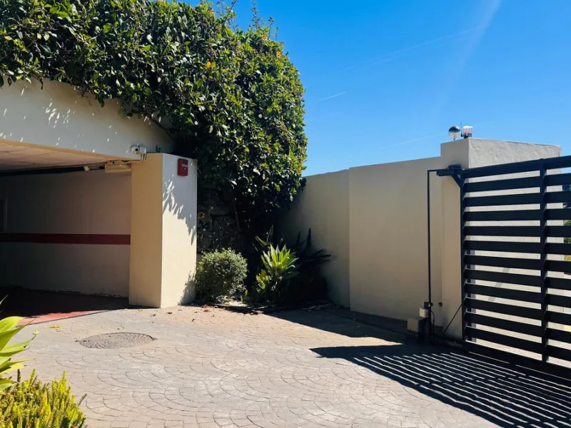 Vollständig renovierte 2-Zimmer-Wohnung mit großer 40-m²-Terrasse – Selwo, Estepona