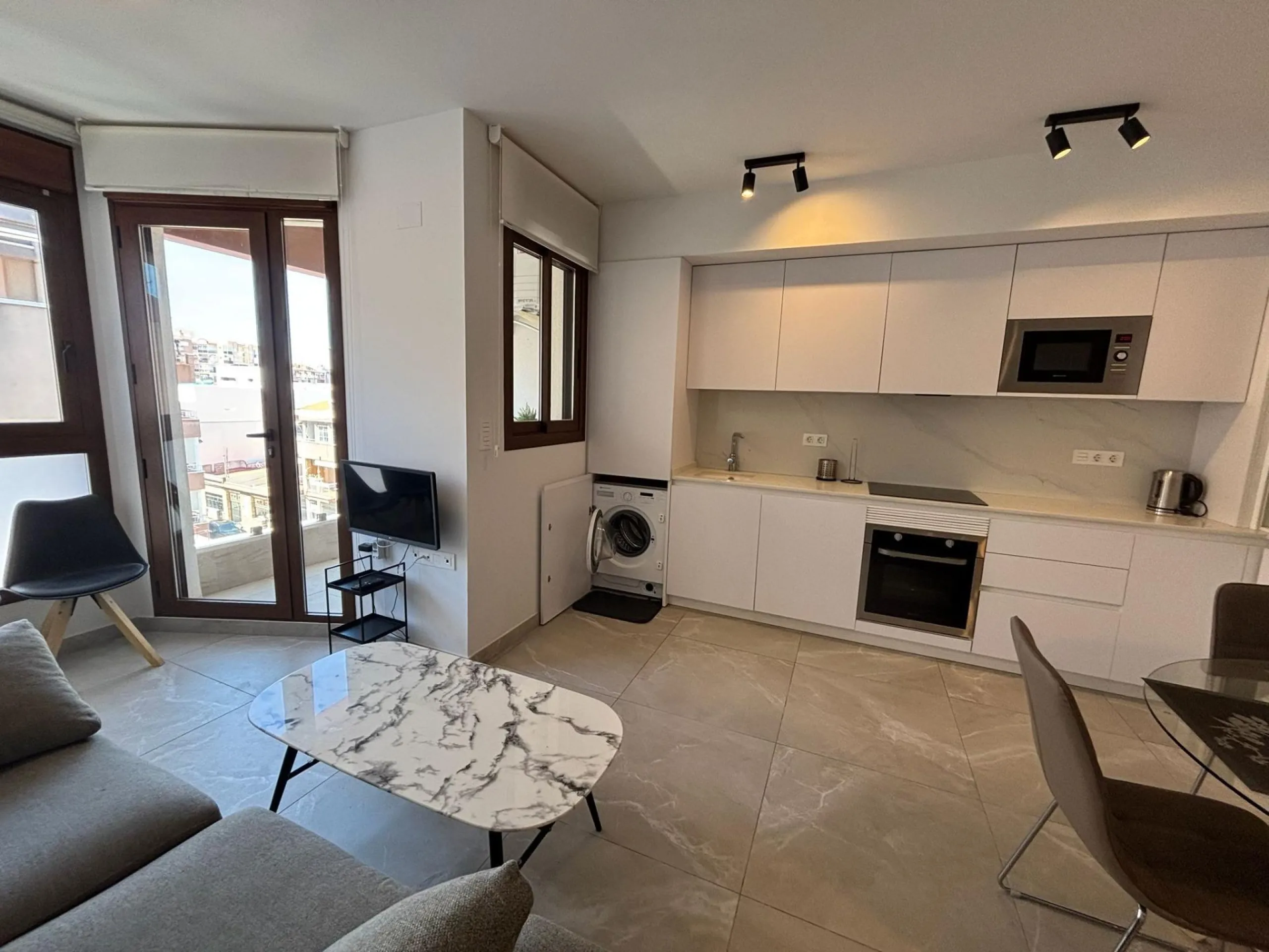 Espectacular apartamento a 100m de la playa con piscina y garaje – Calle Noruega playa Los Locos Edificio reciente