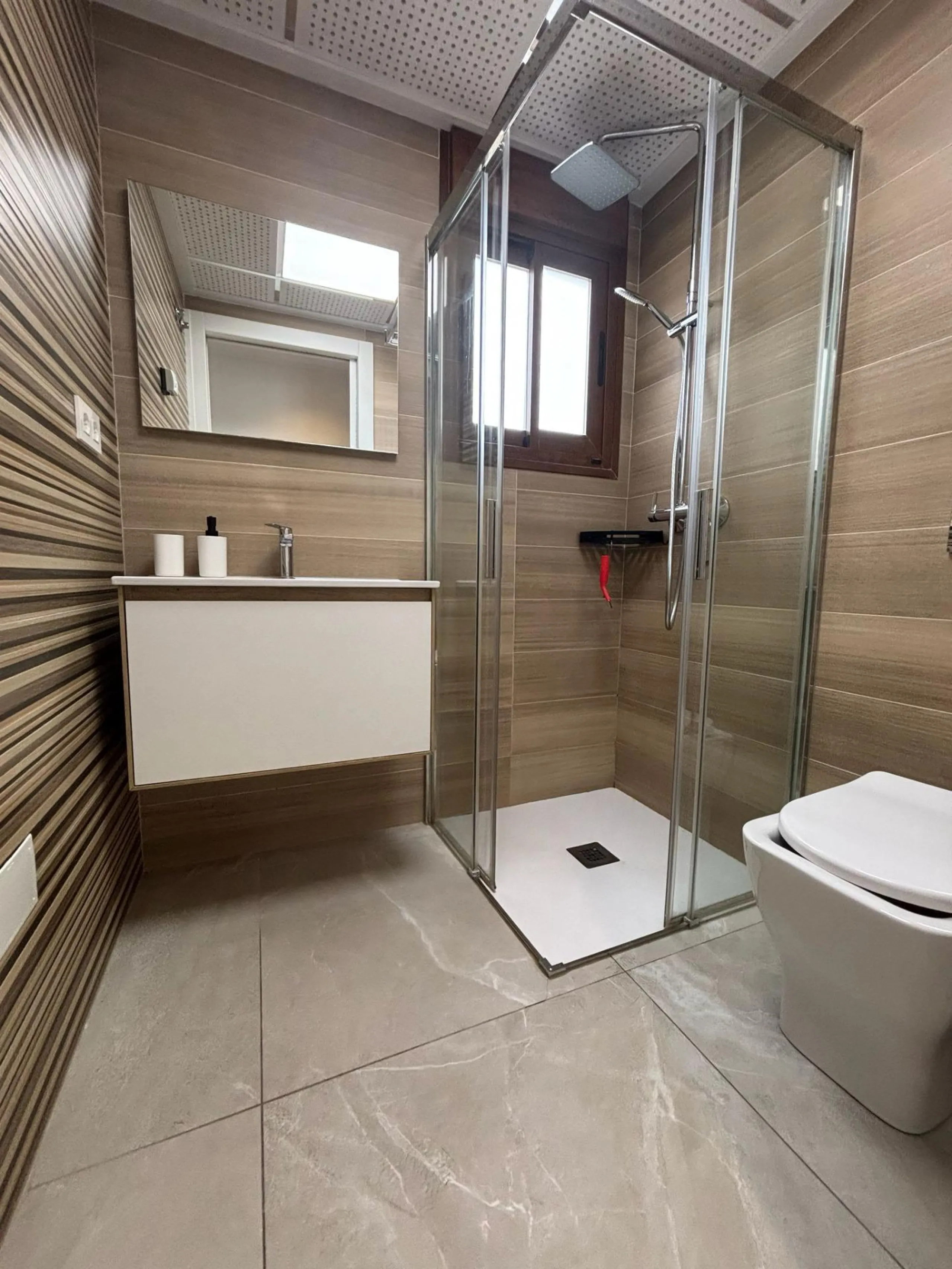 Espectacular apartamento a 100m de la playa con piscina y garaje – Calle Noruega playa Los Locos Edificio reciente