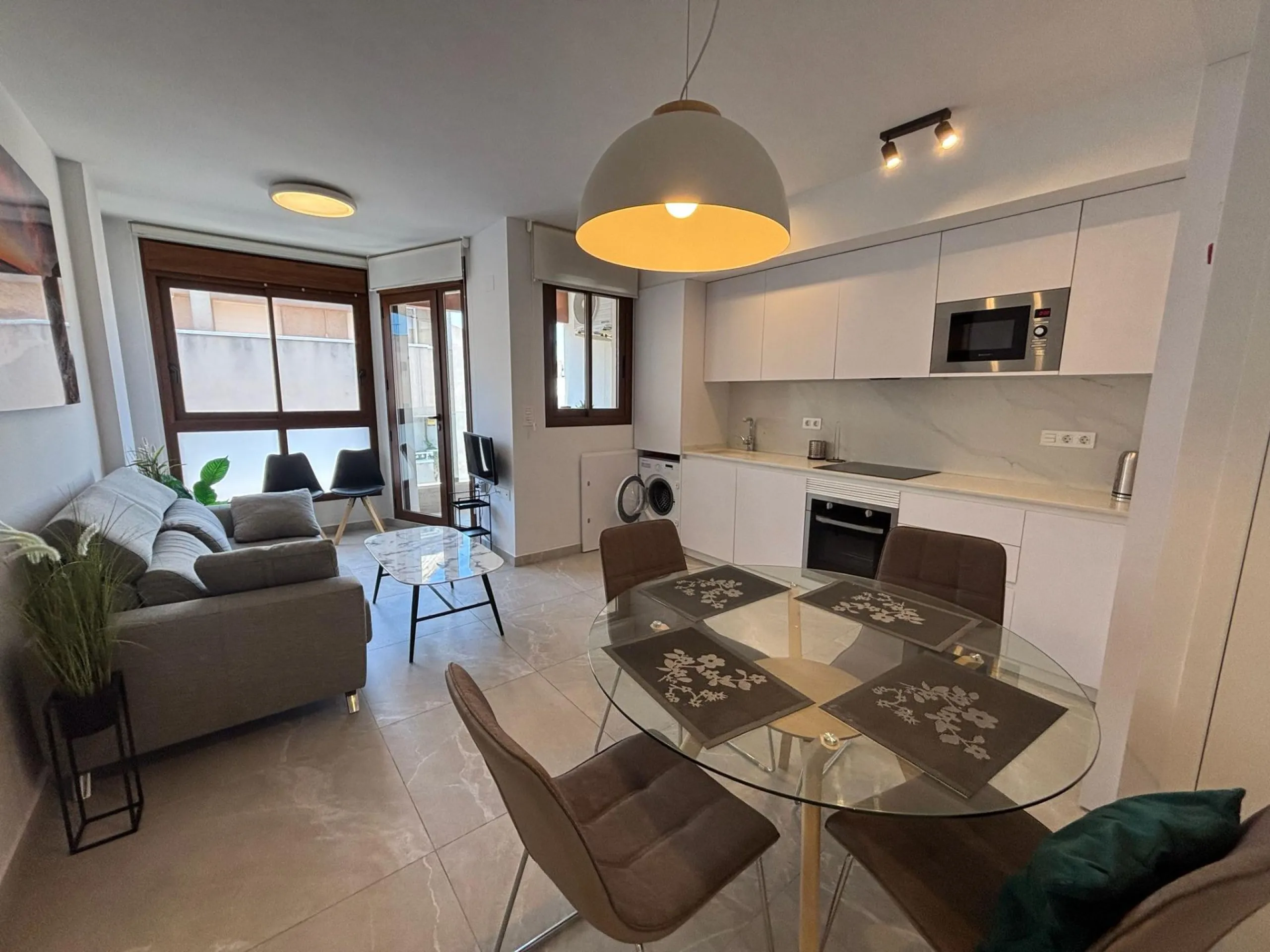 Espectacular apartamento a 100m de la playa con piscina y garaje – Calle Noruega playa Los Locos Edificio reciente