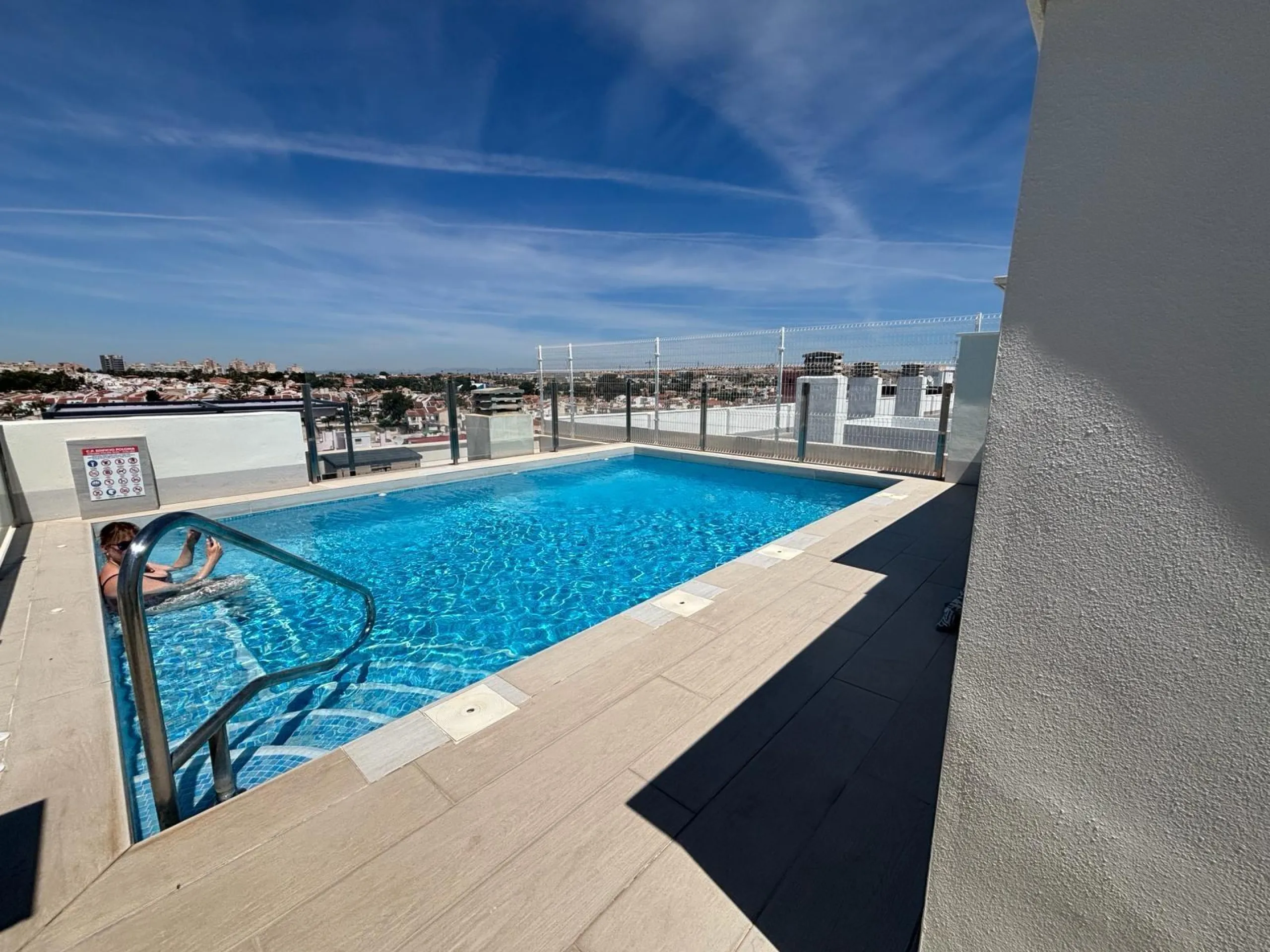 Espectacular apartamento a 100m de la playa con piscina y garaje – Calle Noruega playa Los Locos Edificio reciente