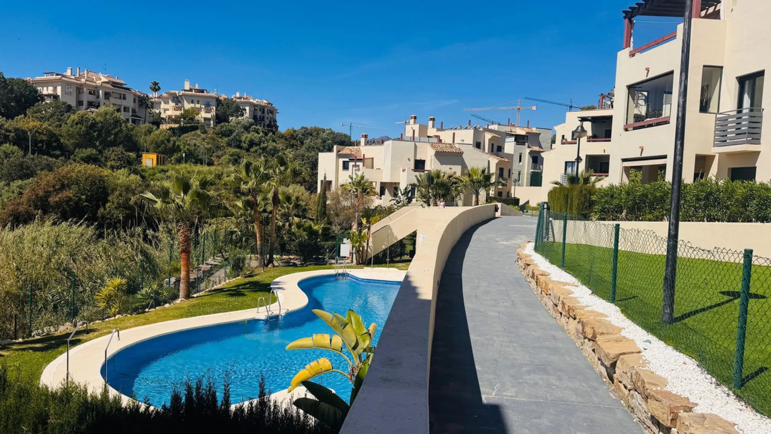 Vollständig renovierte 2-Zimmer-Wohnung mit großer 40-m²-Terrasse – Selwo, Estepona