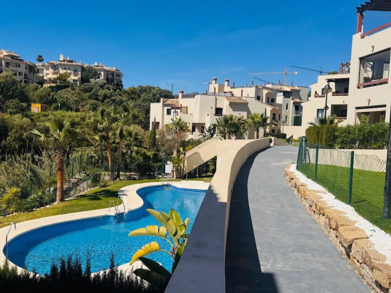 Vollständig renovierte 2-Zimmer-Wohnung mit großer 40-m²-Terrasse – Selwo, Estepona