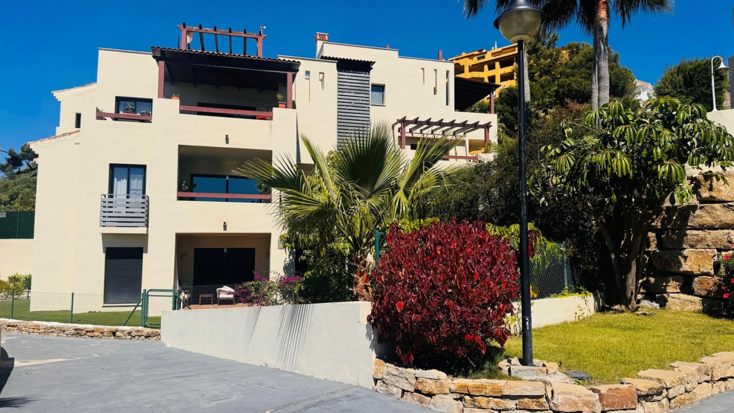 Vollständig renovierte 2-Zimmer-Wohnung mit großer 40-m²-Terrasse – Selwo, Estepona