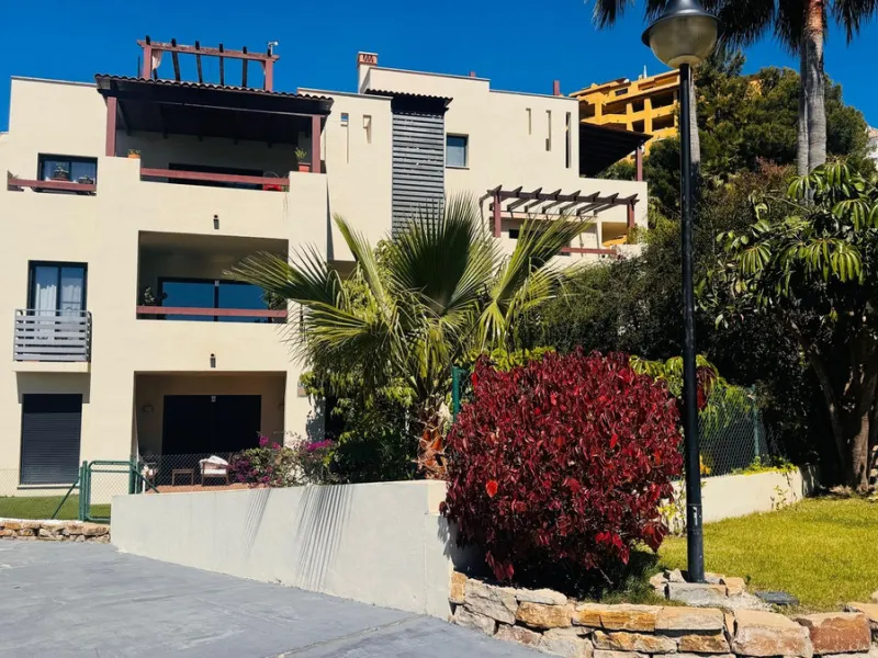 Vollständig renovierte 2-Zimmer-Wohnung mit großer 40-m²-Terrasse – Selwo, Estepona