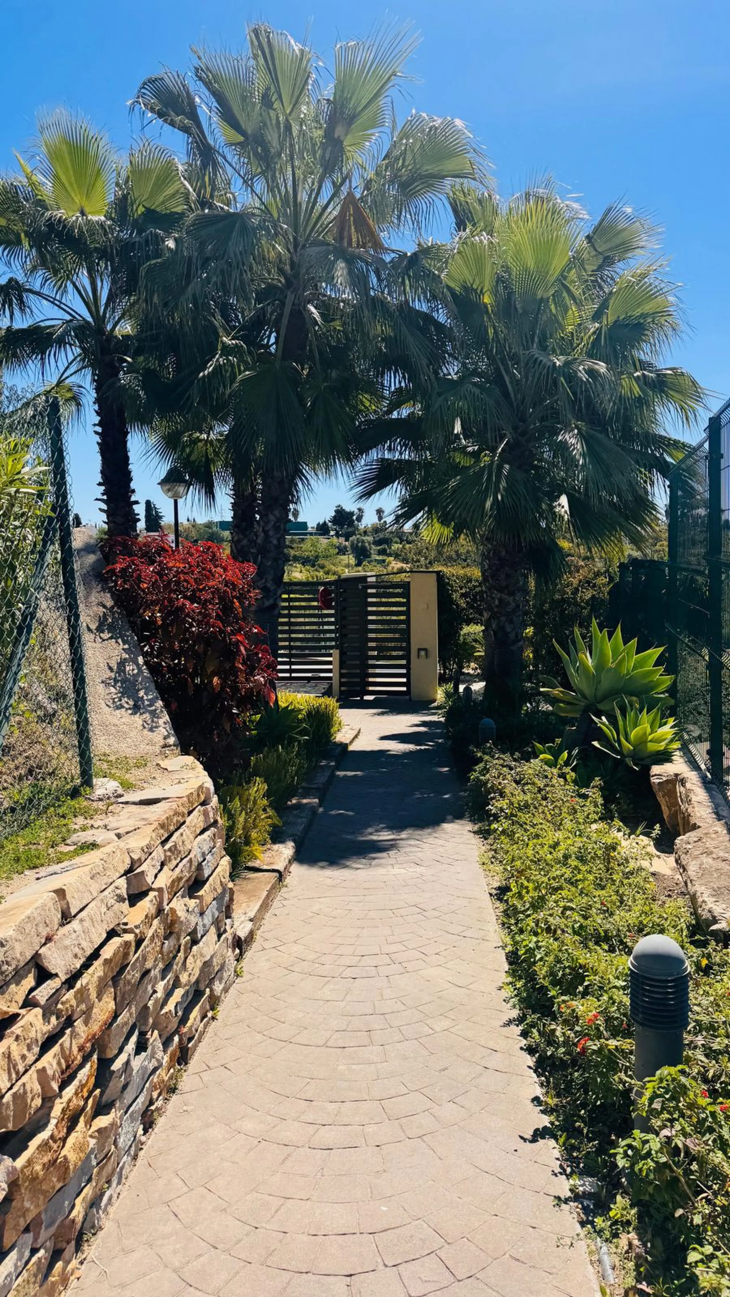 Vollständig renovierte 2-Zimmer-Wohnung mit großer 40-m²-Terrasse – Selwo, Estepona