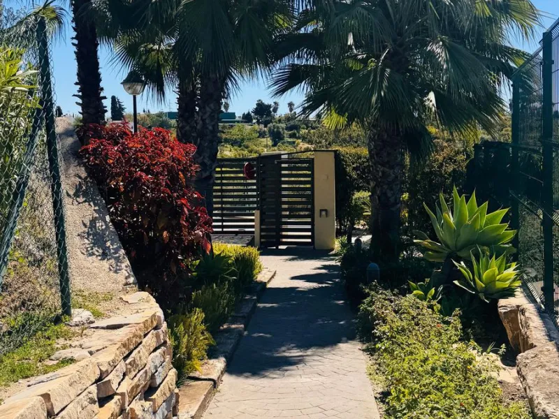 Vollständig renovierte 2-Zimmer-Wohnung mit großer 40-m²-Terrasse – Selwo, Estepona