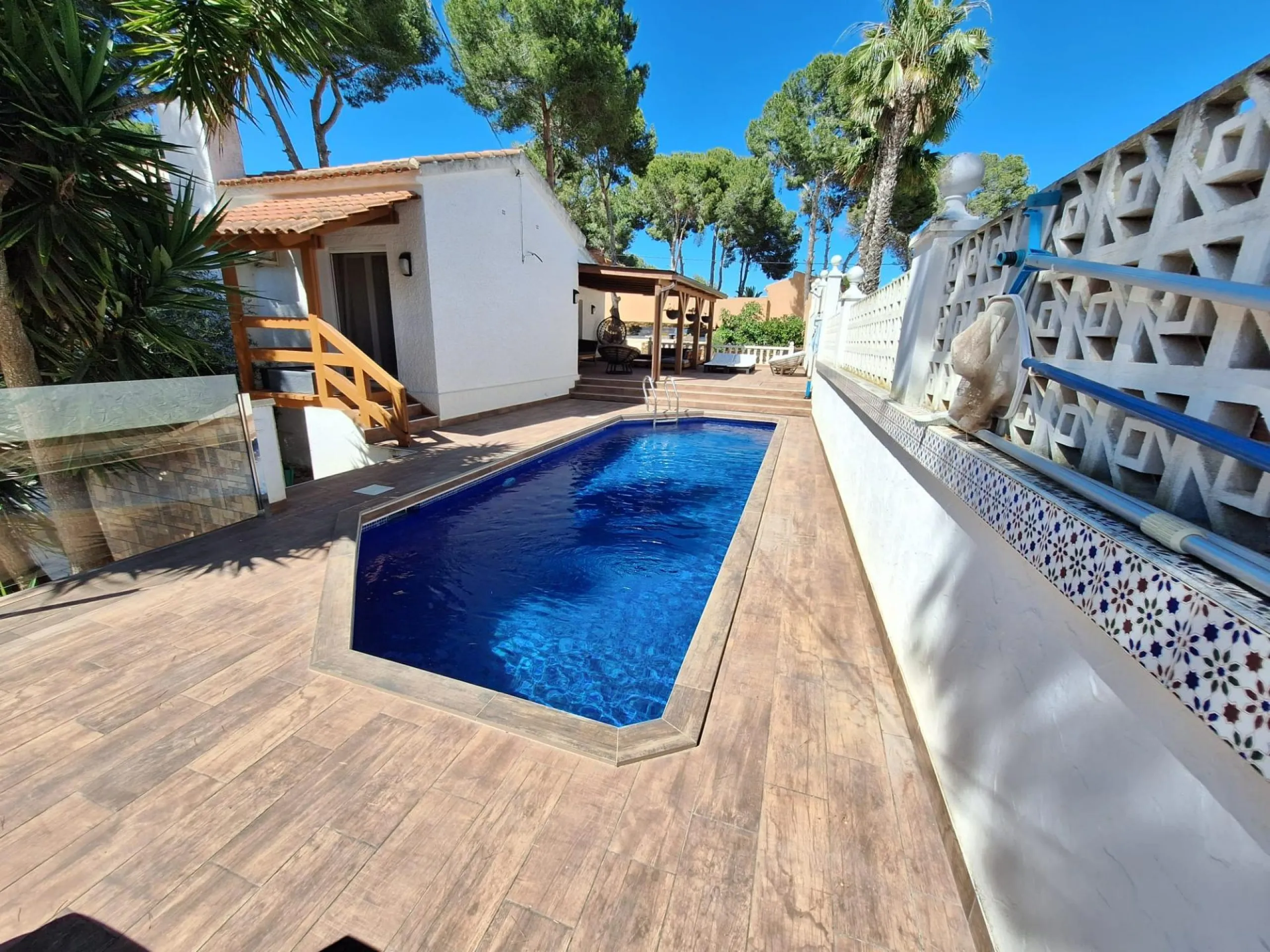 Encantador Chalet Reformado con Piscina en Pinar de Campoverde