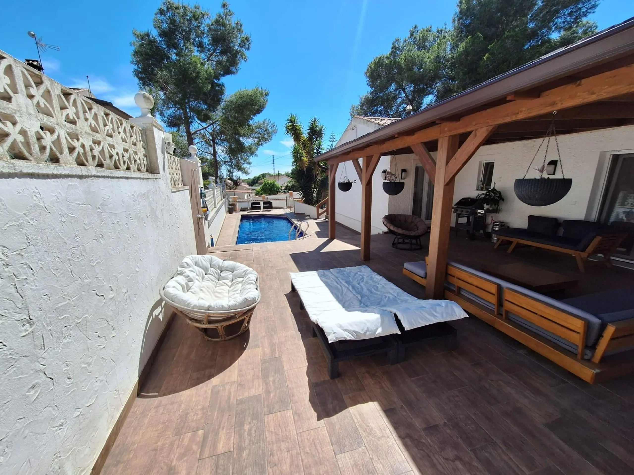 Encantador Chalet Reformado con Piscina en Pinar de Campoverde