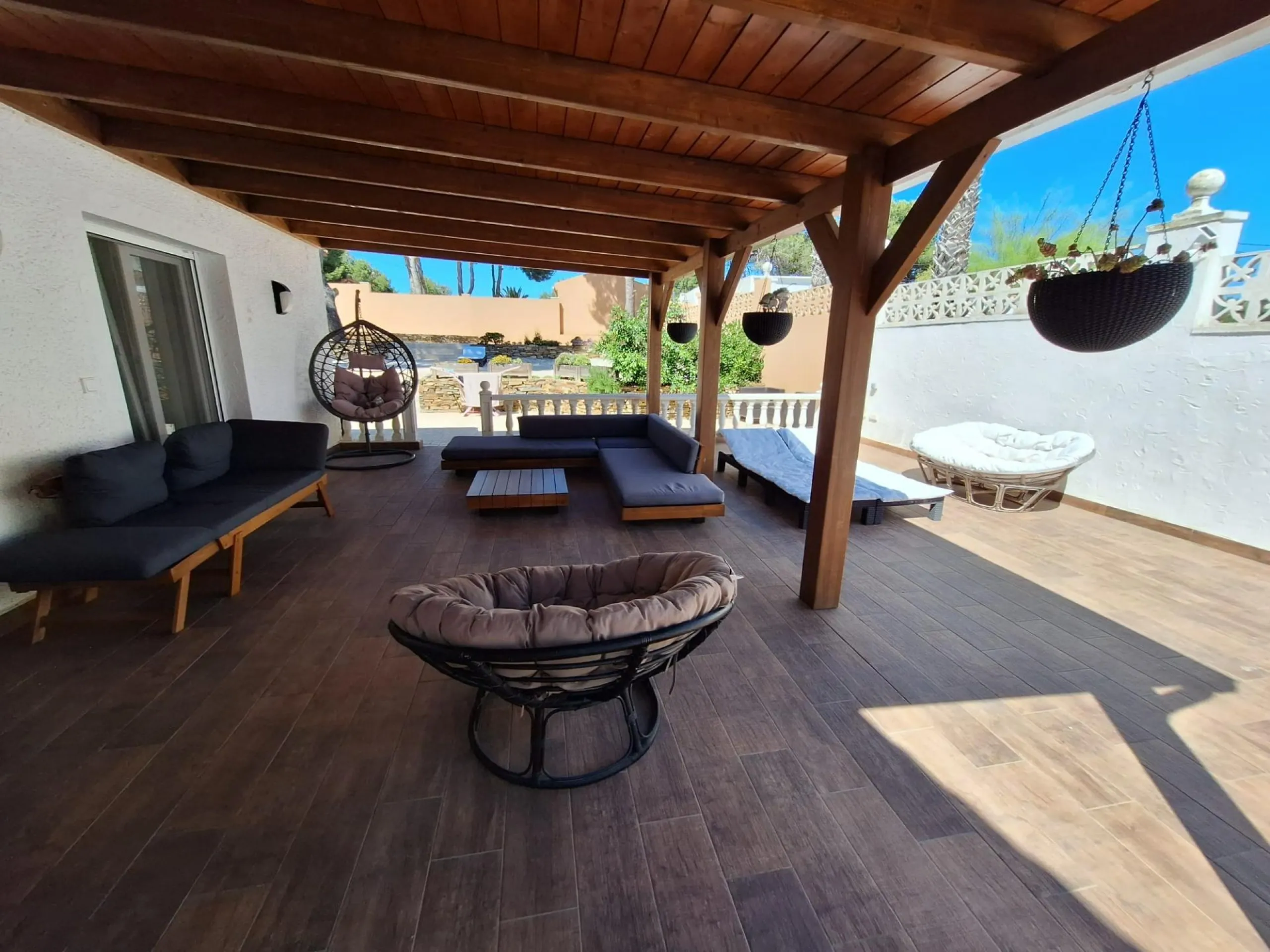Encantador Chalet Reformado con Piscina en Pinar de Campoverde