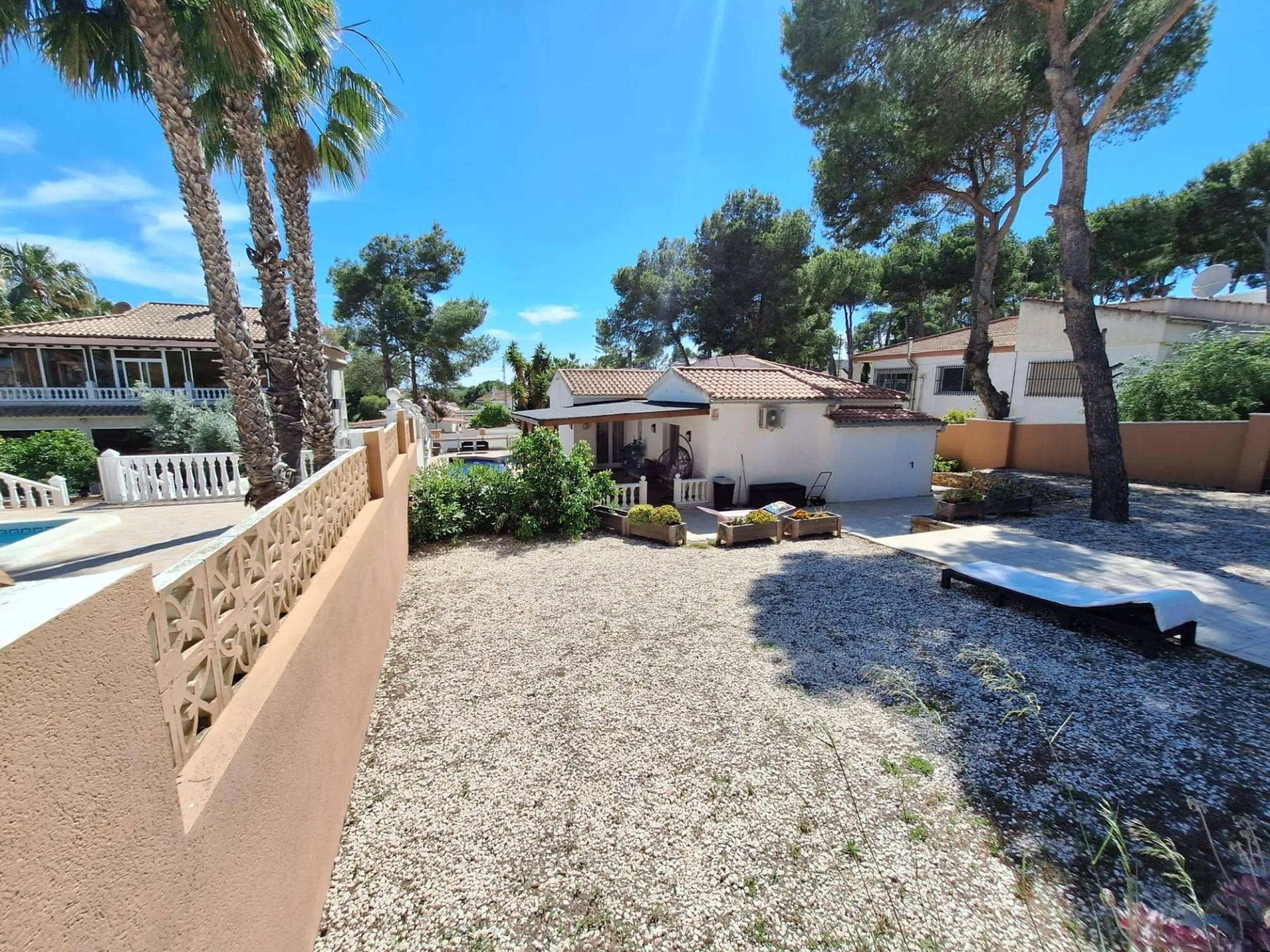 Encantador Chalet Reformado con Piscina en Pinar de Campoverde