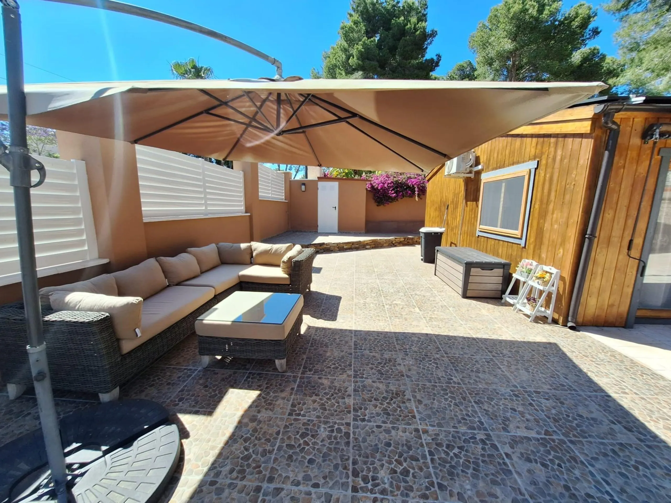 Encantador Chalet Reformado con Piscina en Pinar de Campoverde