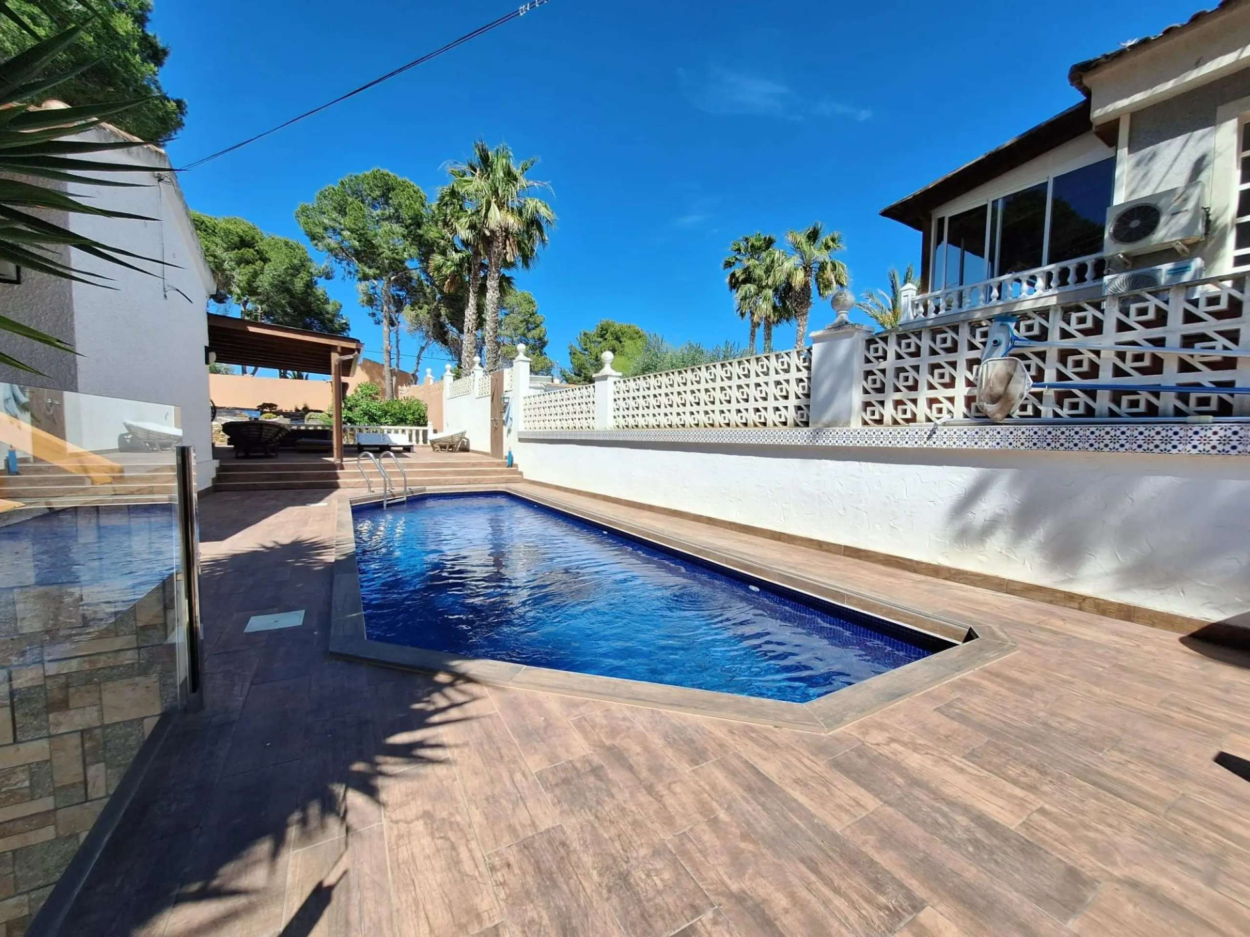 Encantador Chalet Reformado con Piscina en Pinar de Campoverde