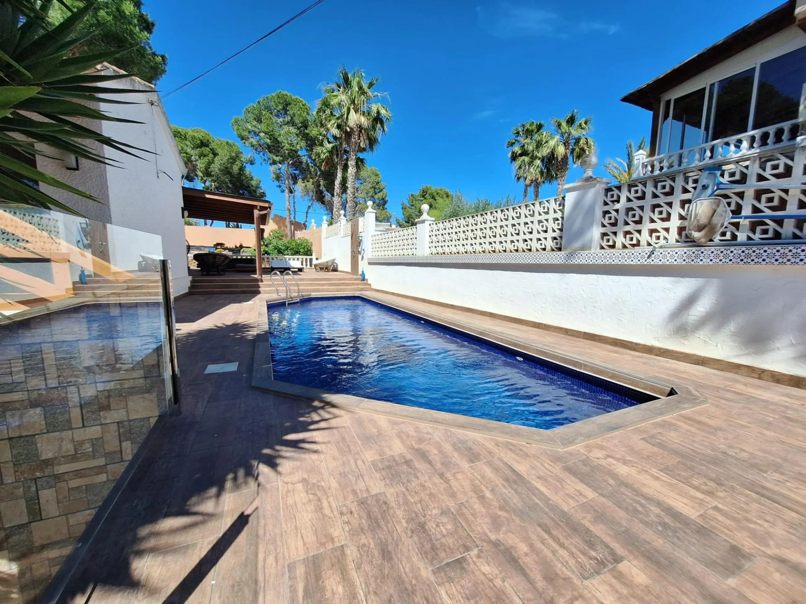 Encantador Chalet Reformado con Piscina en Pinar de Campoverde