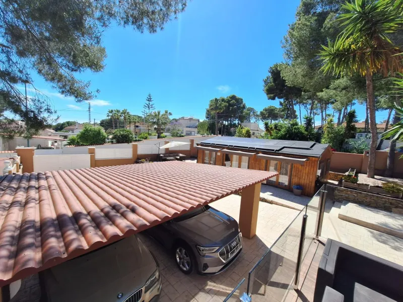 Encantador Chalet Reformado con Piscina en Pinar de Campoverde
