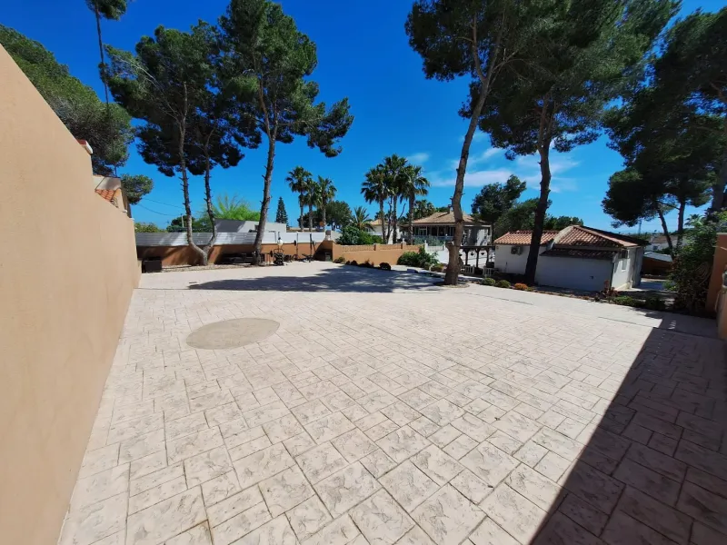 Encantador Chalet Reformado con Piscina en Pinar de Campoverde