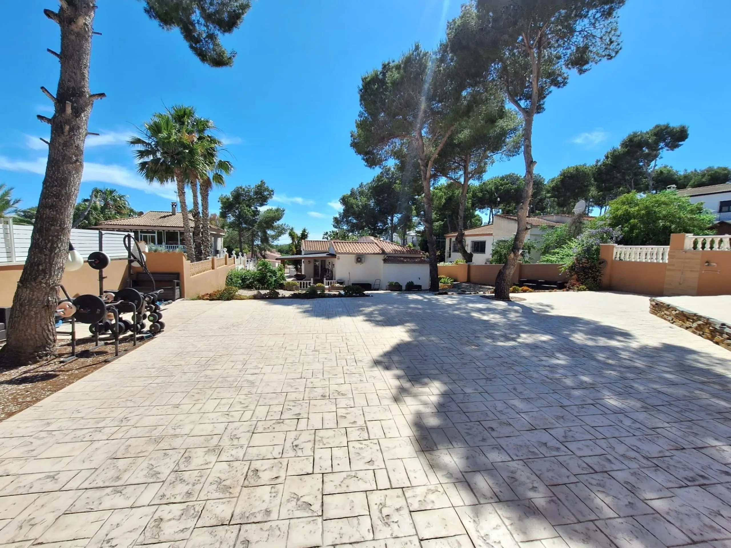 Encantador Chalet Reformado con Piscina en Pinar de Campoverde