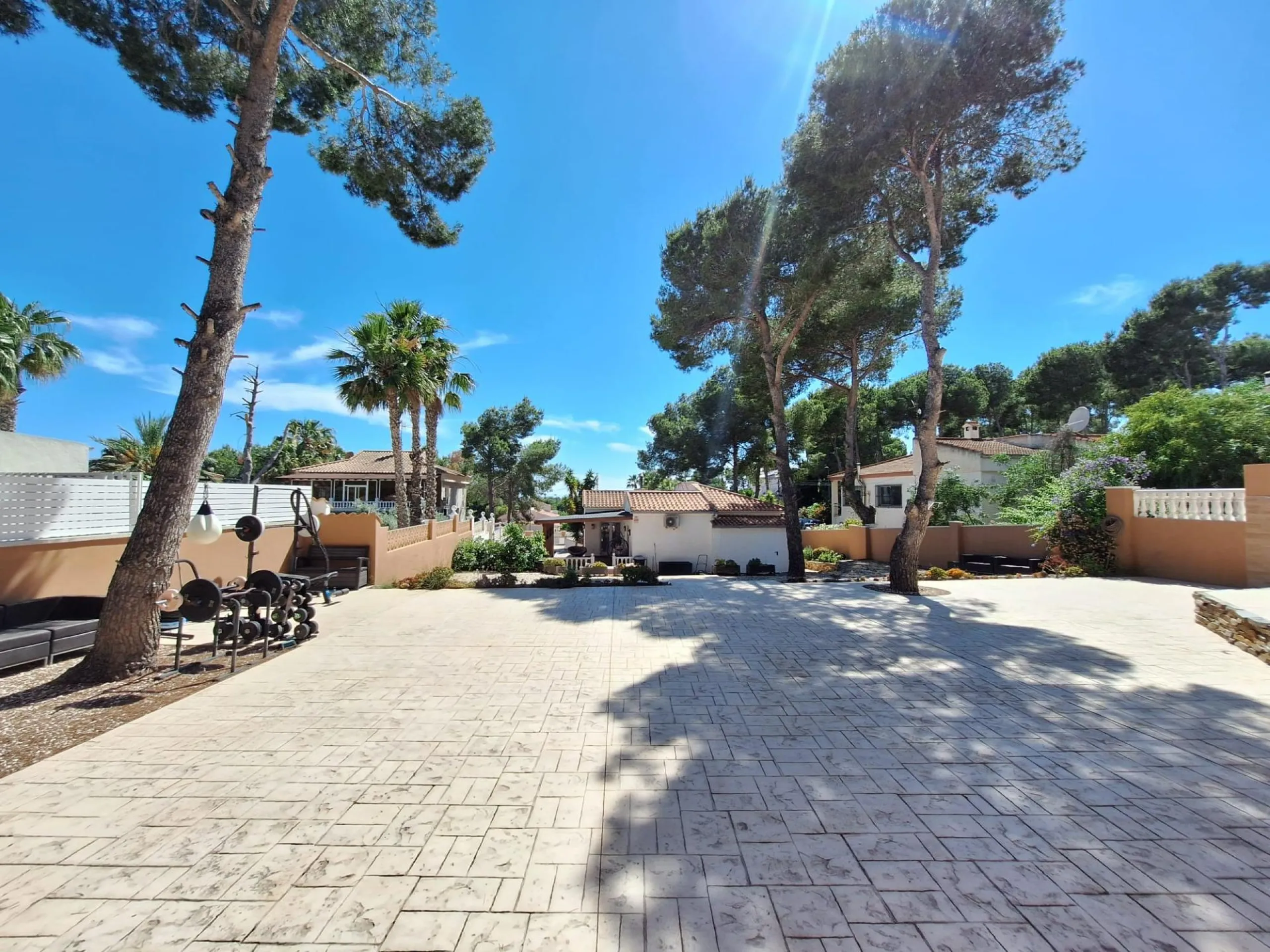 Encantador Chalet Reformado con Piscina en Pinar de Campoverde