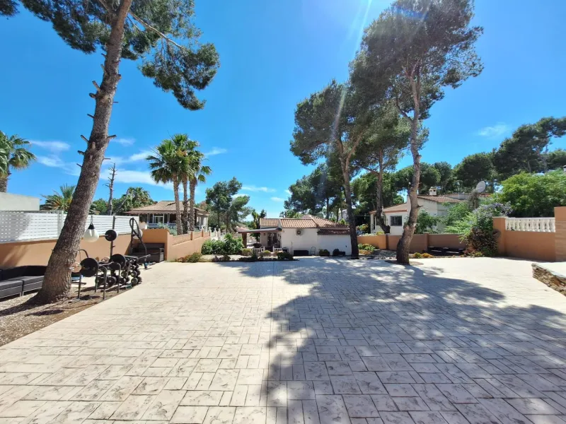Encantador Chalet Reformado con Piscina en Pinar de Campoverde