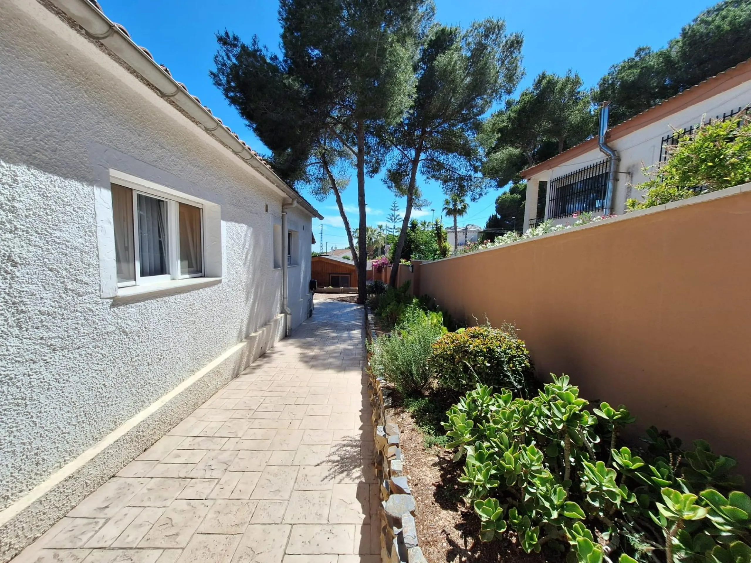 Encantador Chalet Reformado con Piscina en Pinar de Campoverde