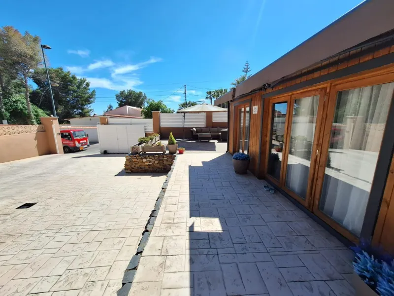 Encantador Chalet Reformado con Piscina en Pinar de Campoverde