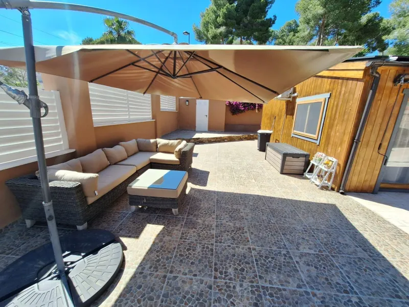 Encantador Chalet Reformado con Piscina en Pinar de Campoverde