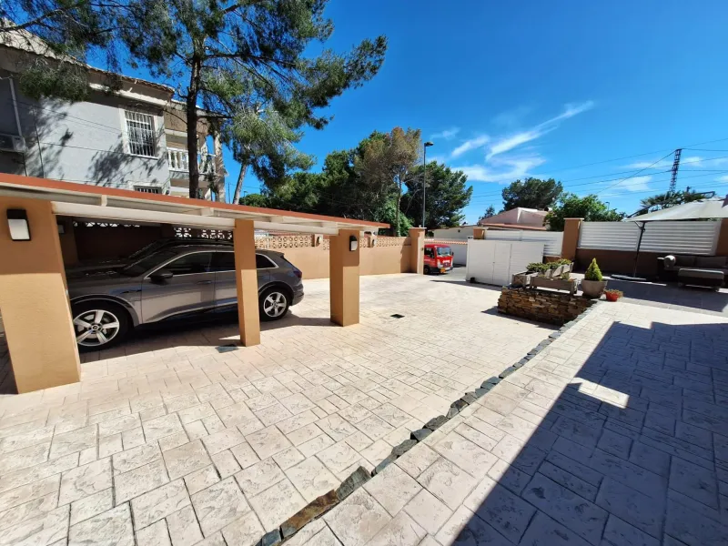 Encantador Chalet Reformado con Piscina en Pinar de Campoverde