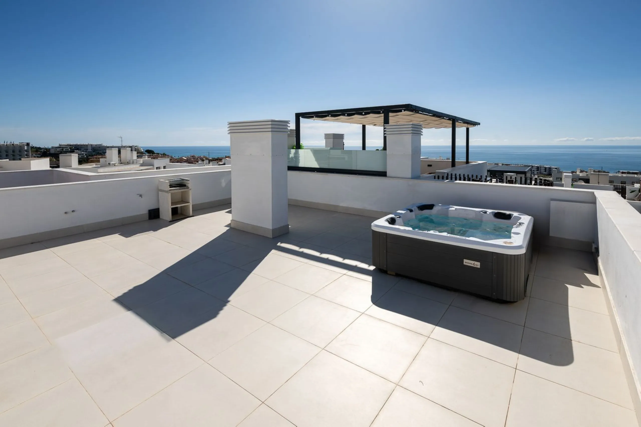 Erleben Sie modernes, minimalistisches Wohnen auf höchstem Niveau in diesem beeindruckenden Penthouse in der Reserva del Higuerón, nur 400 Meter von den herrlichen Stränden Fuengirolas entfernt